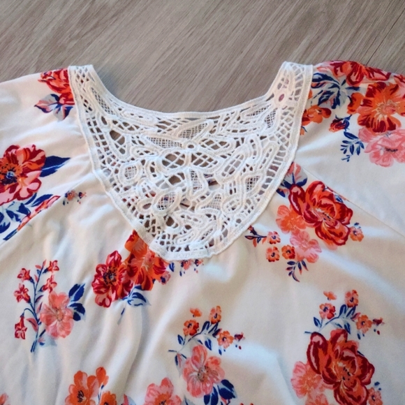 Ladies blouse - Picture 2 of 6